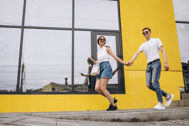 Feliz pareja juntos en la ciudad