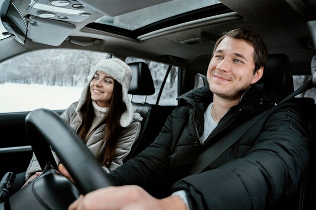 Feliz pareja juntos en el coche durante un viaje por carretera