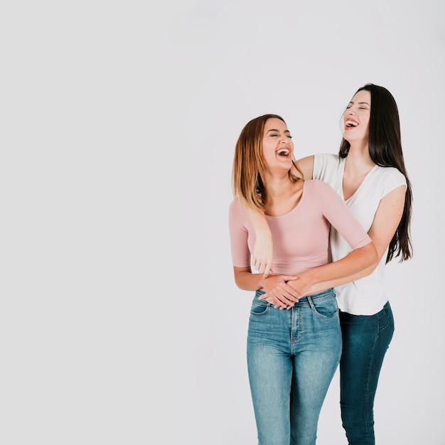 Feliz pareja de lesbianas alegres