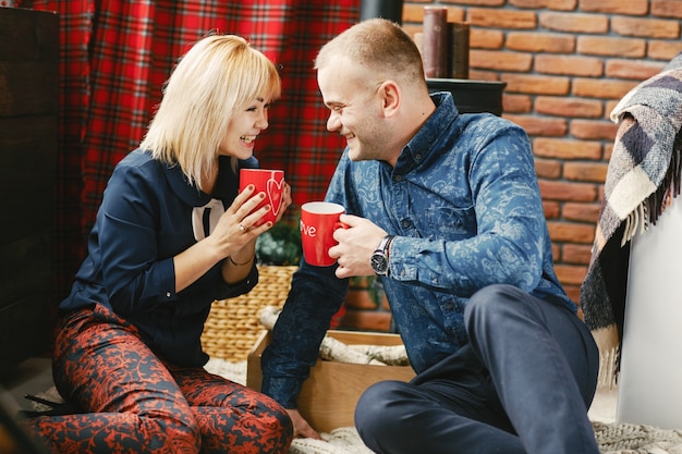 feliz pareja en la mañana de Navidad