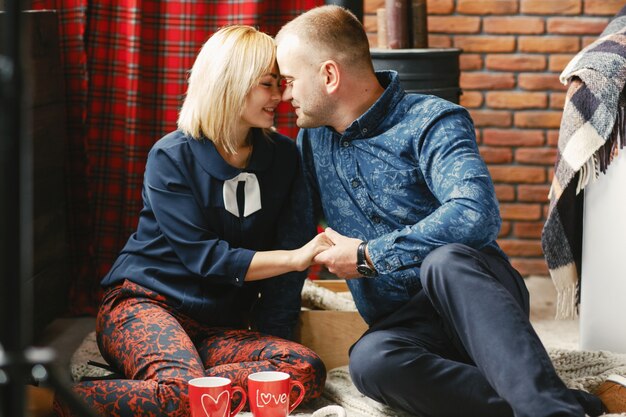 feliz pareja en la mañana de Navidad