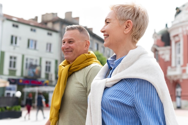 Feliz pareja de mediana edad tener una cita al aire libre