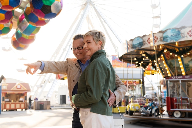 Feliz pareja de mediana edad tener una cita al aire libre