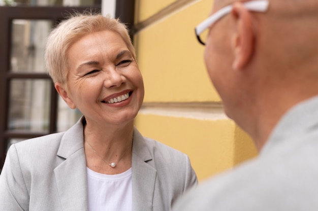 Feliz pareja de mediana edad tener una cita