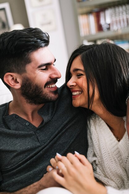 Feliz pareja mirando el uno al otro tomados de la mano