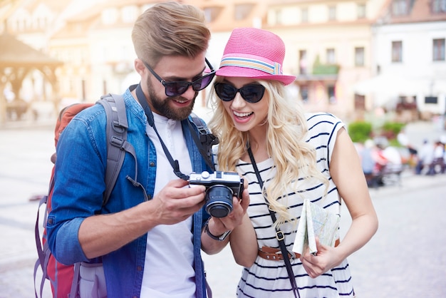 Feliz pareja mirando fotos de vacaciones