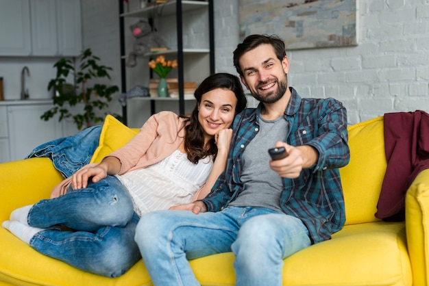 Feliz pareja mirando la televisión