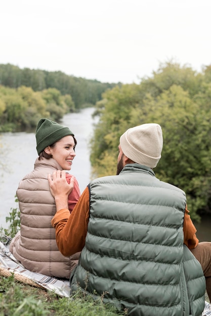 Foto gratuita feliz pareja mirándose cerca del río