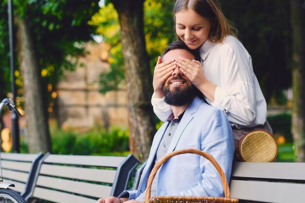 Una feliz pareja moderna en una cita hace un picnic en una ciudad.