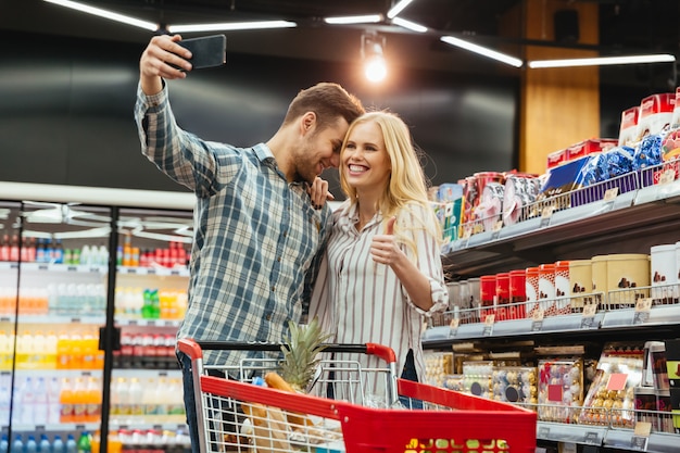 Foto gratuita feliz pareja mostrando los pulgares para arriba