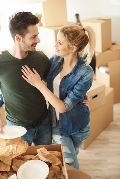 Feliz pareja mudarse a casa nueva