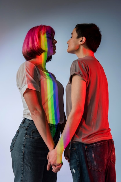 Foto gratuita feliz pareja de mujeres posando juntos