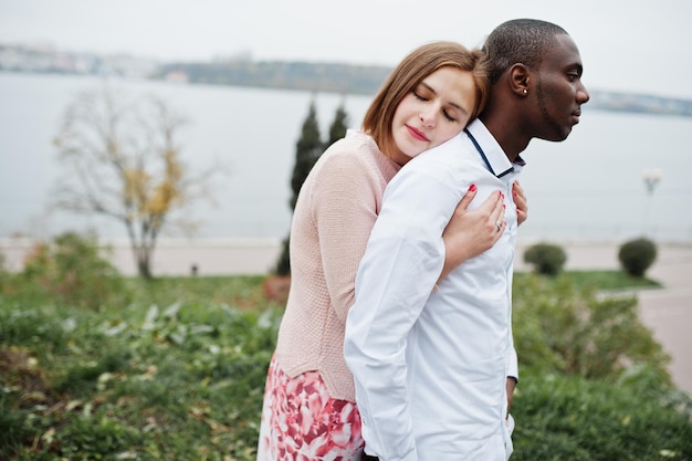 Feliz pareja multiétnica en la historia de amor Relaciones de hombre africano y mujer europea blanca