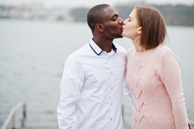 Feliz pareja multiétnica en la historia de amor Relaciones de hombre africano y mujer europea blanca