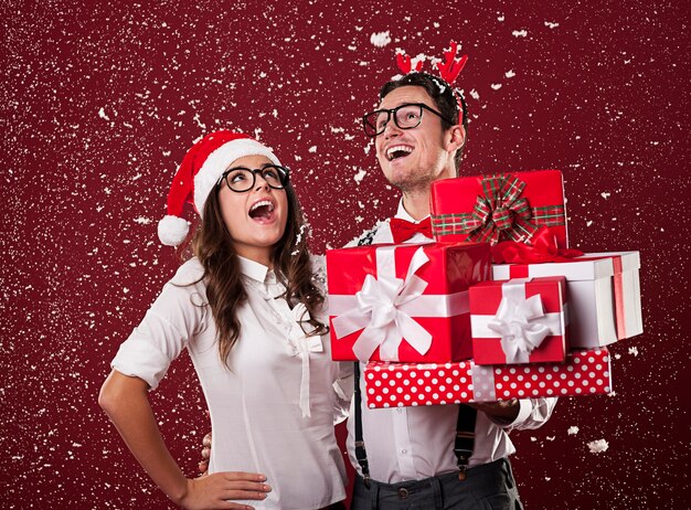 Feliz pareja nerd con regalos de Navidad