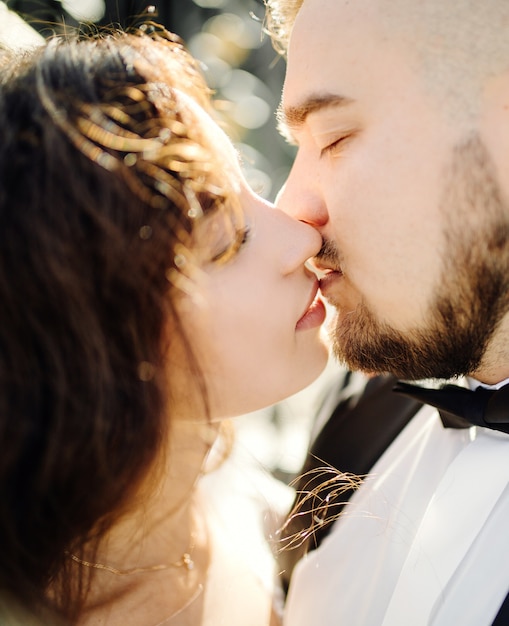 Feliz pareja de novios en el lago de Como, Italia