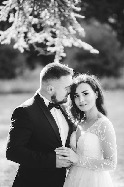 Feliz pareja de novios en el lago de Como, Italia