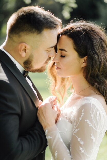 Feliz pareja de novios en el lago de Como, Italia