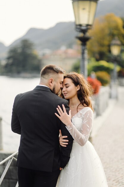 Feliz pareja de novios en el lago de Como, Italia