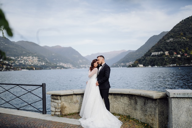 Feliz pareja de novios en el lago de Como, Italia