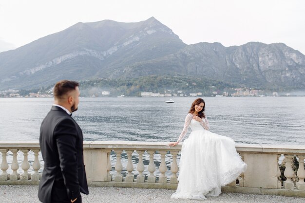 Feliz pareja de novios en el lago de Como, Italia