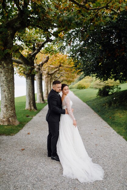 Feliz pareja de novios en el lago de Como, Italia