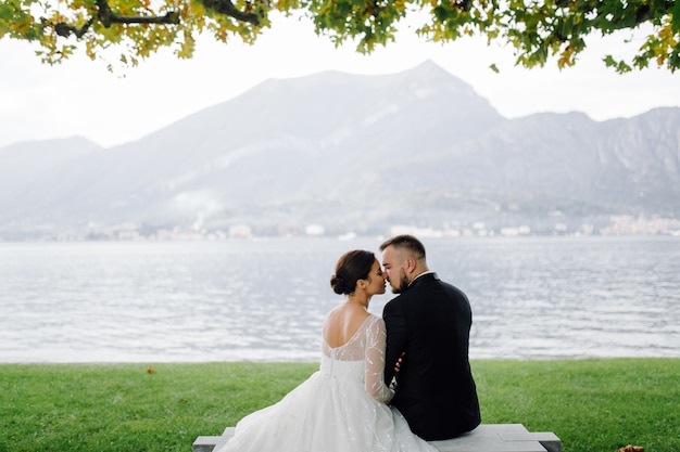 Feliz pareja de novios en el lago de Como, Italia