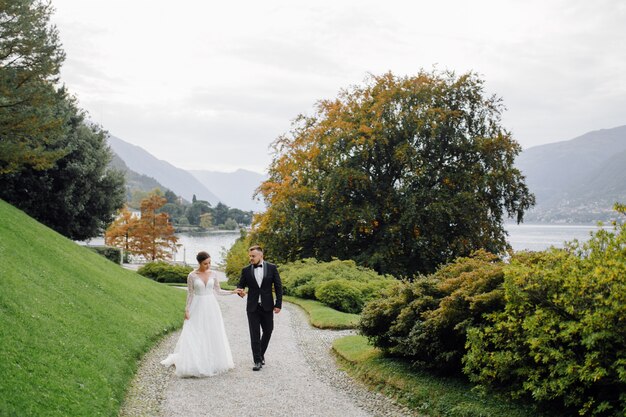 Feliz pareja de novios en el lago de Como, Italia