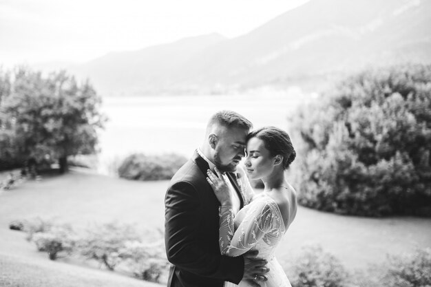 Feliz pareja de novios en el lago de Como, Italia
