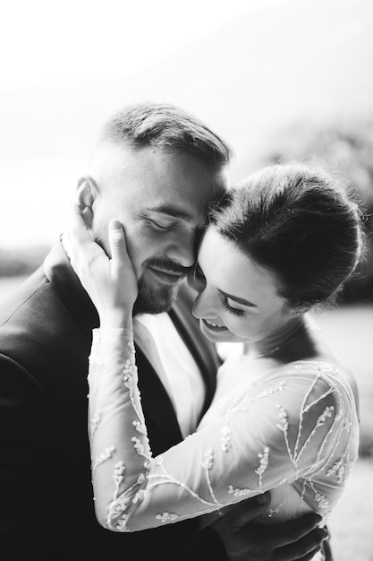 Feliz pareja de novios en el lago de Como, Italia