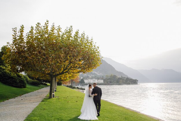 Feliz pareja de novios en el lago de Como, Italia