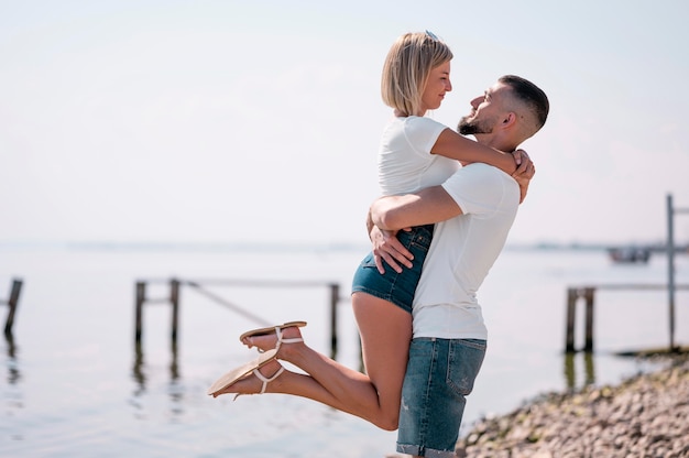 Feliz pareja pasar el rato juntos en la playa