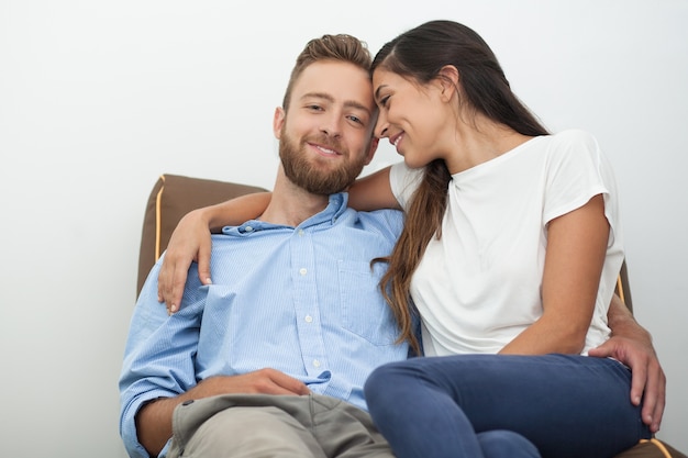 Feliz pareja pasar tiempo juntos en casa