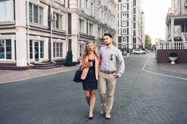 Feliz pareja paseando por el barrio británico.