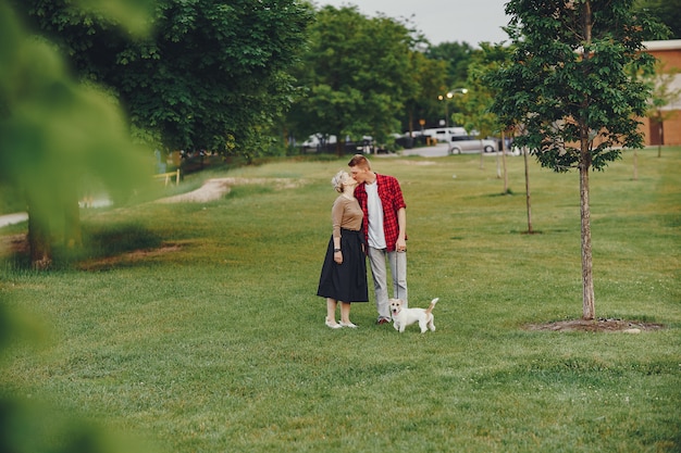 feliz pareja con perro