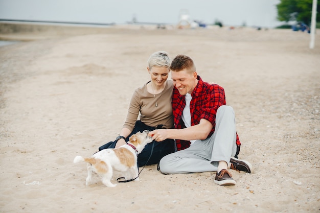 feliz pareja en una playa