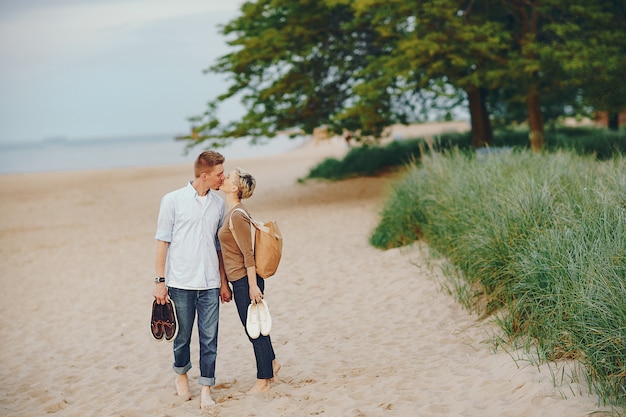 feliz pareja en una playa