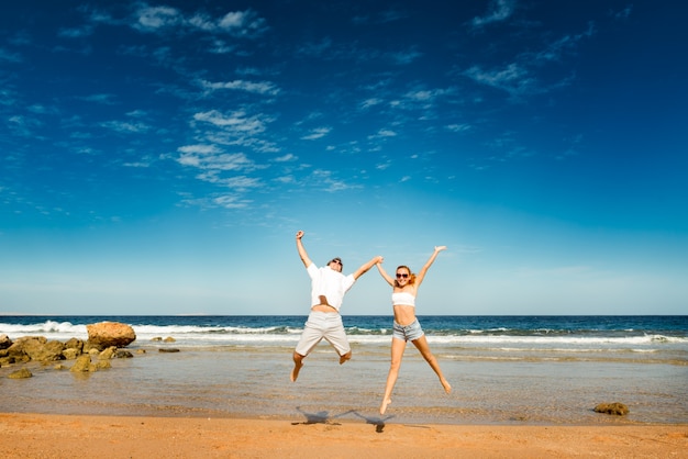 Foto gratuita feliz pareja en la playa