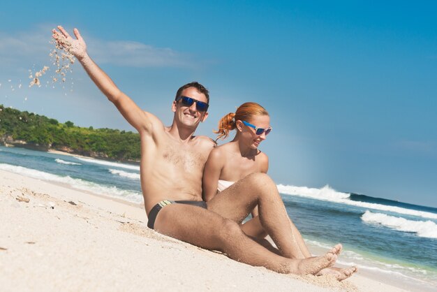 Feliz pareja de playa