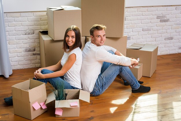 Feliz pareja posando para la cámara