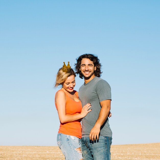 Foto gratuita feliz pareja posando en la naturaleza