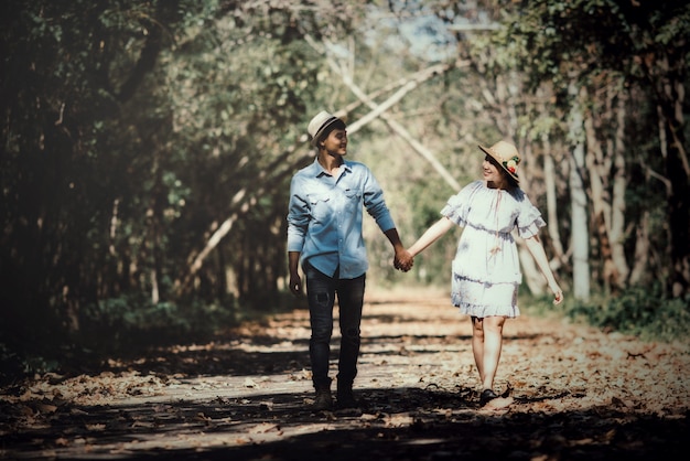 feliz pareja romántica en el amor en el lago al aire libre