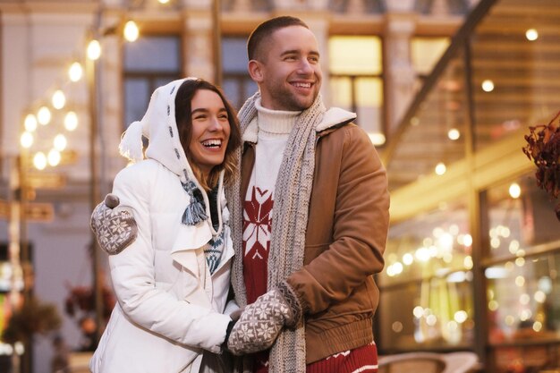 Feliz pareja romántica tiene una cita el día de Navidad en la calle.