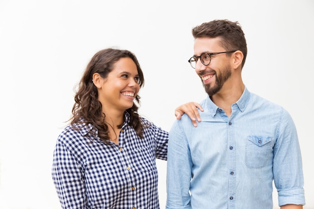 Foto gratuita feliz pareja satisfecha charlando y riendo