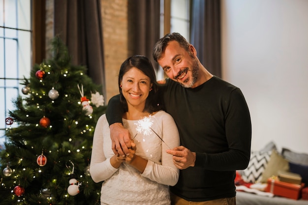 Feliz pareja senior abrazando