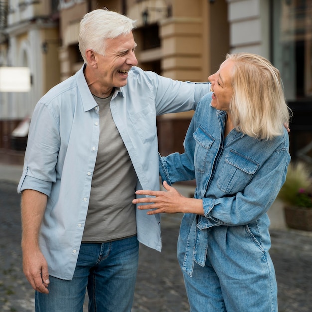 Feliz pareja senior al aire libre en la ciudad