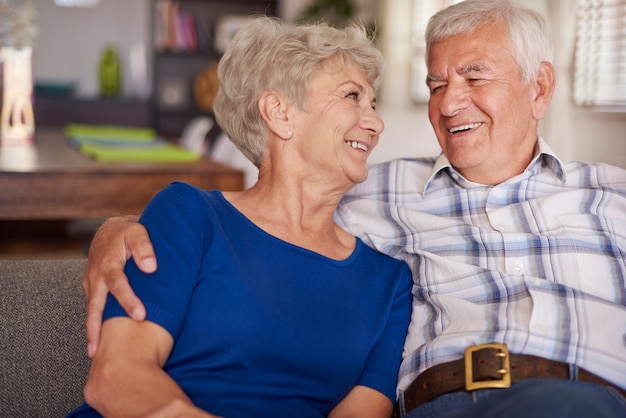 Foto gratuita feliz pareja senior en el sofá te