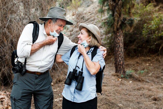 Feliz pareja senior viajan durante la nueva normalidad