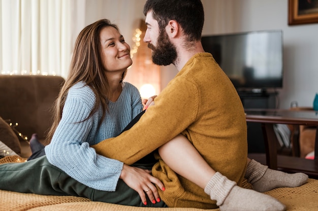 Feliz pareja sentados juntos