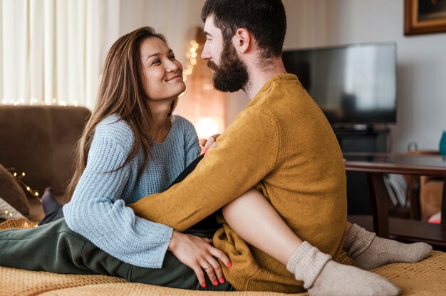 Feliz pareja sentados juntos